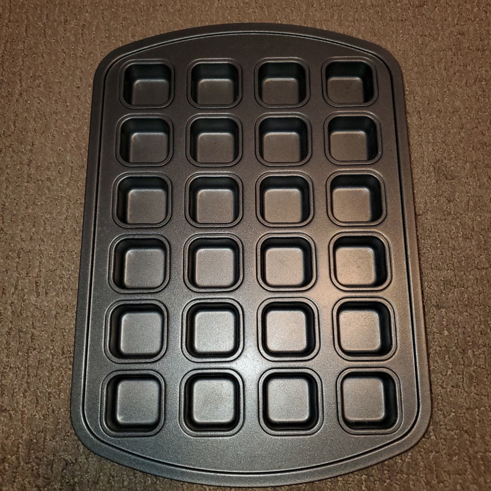 Pampered Chef Brownie Bite Nonstick, Carbon Steel Pan 24-pieces #100177 11X16